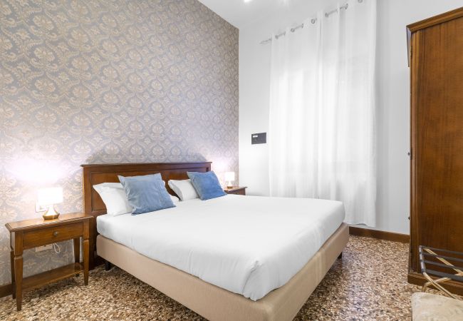 Rent by room in Dorsoduro - CAMERA BLUE MOON N.1